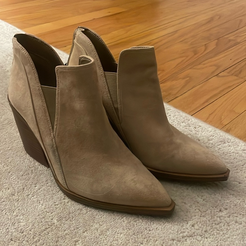 Vince Camuto 7.5 ankle bottle / suede / tan